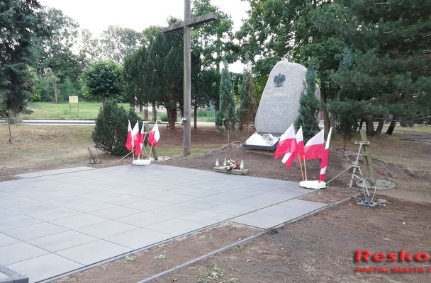 Pomnik Resko 01