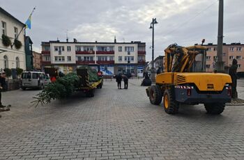 Najwazniejsza choinka ustawianie na rynku Resko 2024 004