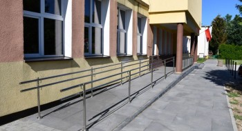 Projekt „Likwidacja barier architektonicznych w budynku Zespołu Szkół w Resku”
