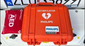 Nowy defibrylator AED w OSP Łosośnica. Cenny gest radnej i ambitne plany sołectwa