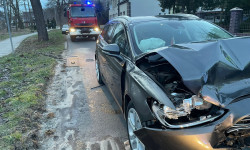 Kolizja na ul. Wojska Polskiego w Resku. Ford uderzył w tył poprzedzającego auta