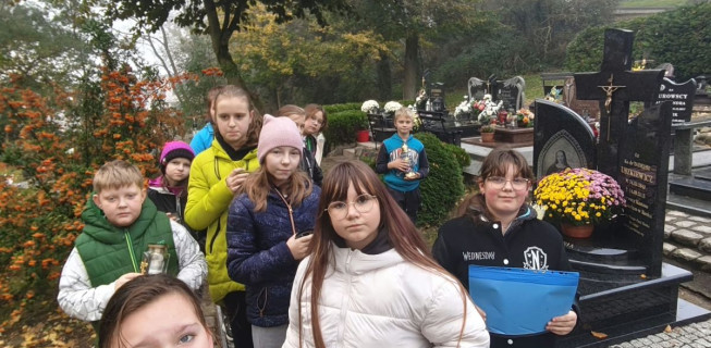 Światełko pamięci na Cmentarzu Komunalnym. Młodzież z Zespołu Szkół w Resku pamięta o swoich nauczycielach