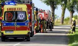 Wypadek na drodze powiatowej w Policku. Samochód zjechał na pobocze, są poszkodowani