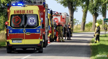 Wypadek na drodze powiatowej w Policku. Samochód zjechał na pobocze, są poszkodowani