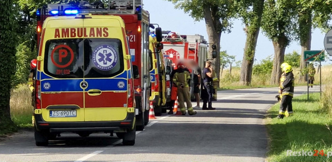 Wypadek na drodze powiatowej w Policku. Samochód zjechał na pobocze, są poszkodowani