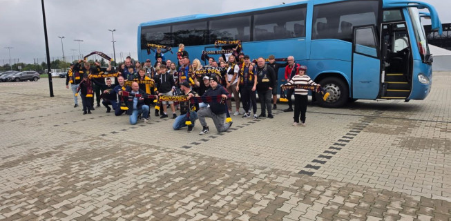 „Portowcy z Reska”. Nowa inicjatywa kibicowska zorganizowała wyjazd na mecz Pogoni Szczecin. W tle sportowe wyzwania Mewy
