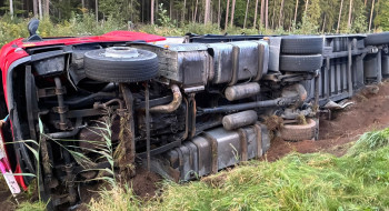 Groźne zdarzenie na trasie Resko – Starogard. Ciężarówka z materiałami budowlanymi w rowie