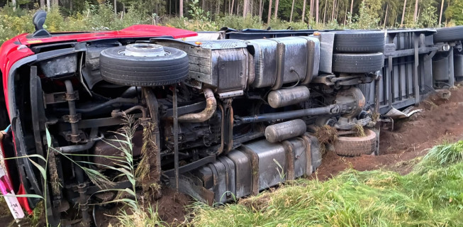 Groźne zdarzenie na trasie Resko – Starogard. Ciężarówka z materiałami budowlanymi w rowie