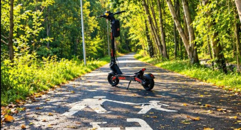 Hulajnoga elektryczna to wygoda, ale nie bezkarność. Policja przypomina o zasadach