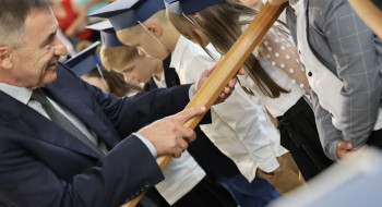 Uroczysta inauguracja roku szkolnego 2026/2027 w Zespole Szkół w Resku. Ślubowanie pierwszoklasistów i nagrody dla najlepszych absolwentów
