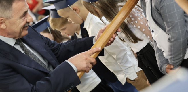 Uroczysta inauguracja roku szkolnego 2026/2027 w Zespole Szkół w Resku. Ślubowanie pierwszoklasistów i nagrody dla najlepszych absolwentów
